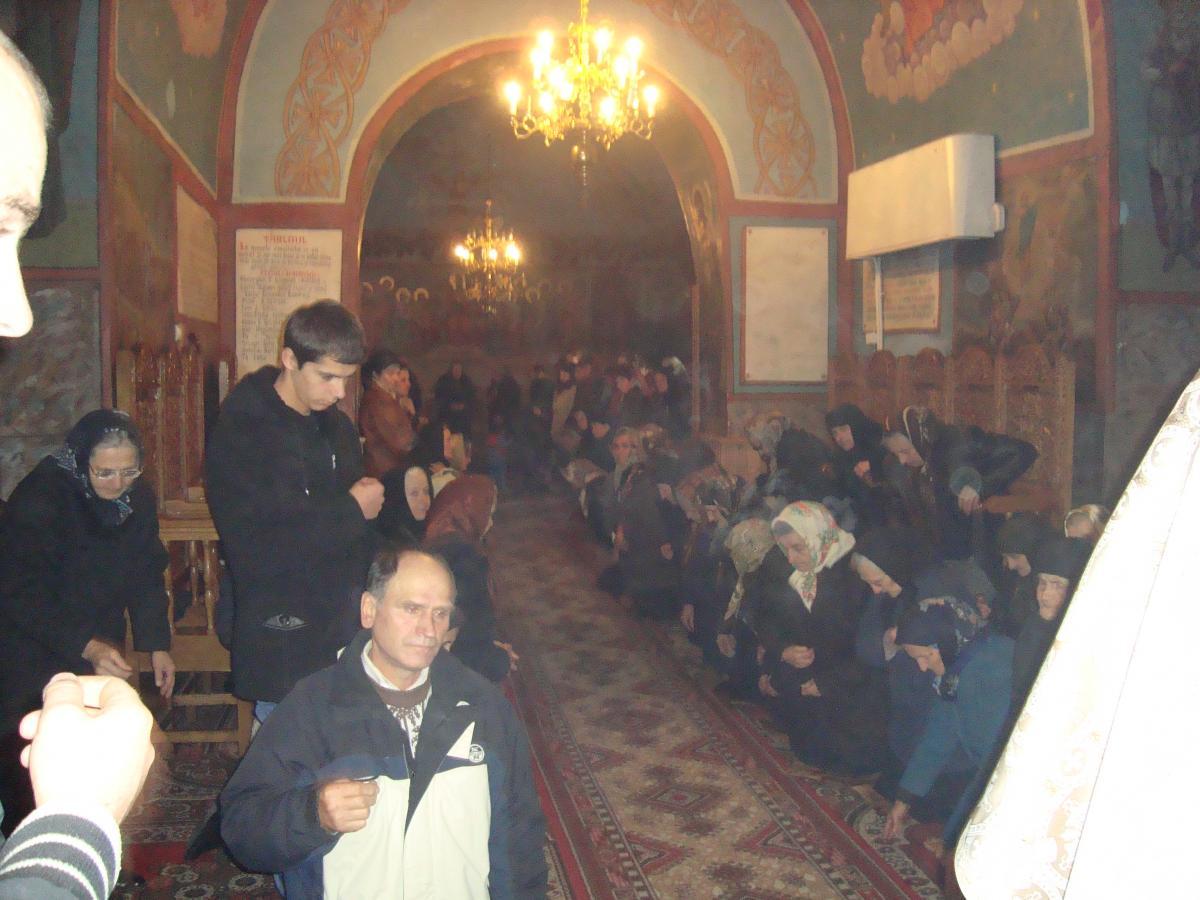 Enoriaşii în genunchi în aşteptarea ieşirii cu Cinstitele Daruri
